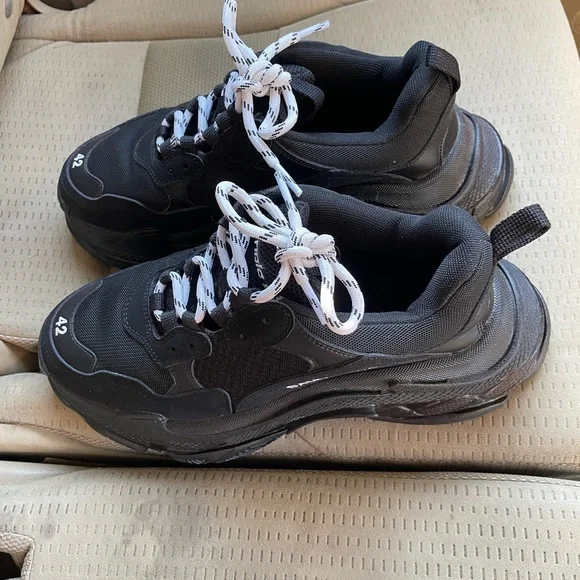 I am selling a pair of Balenciaga’s, They are black with a little bit of 